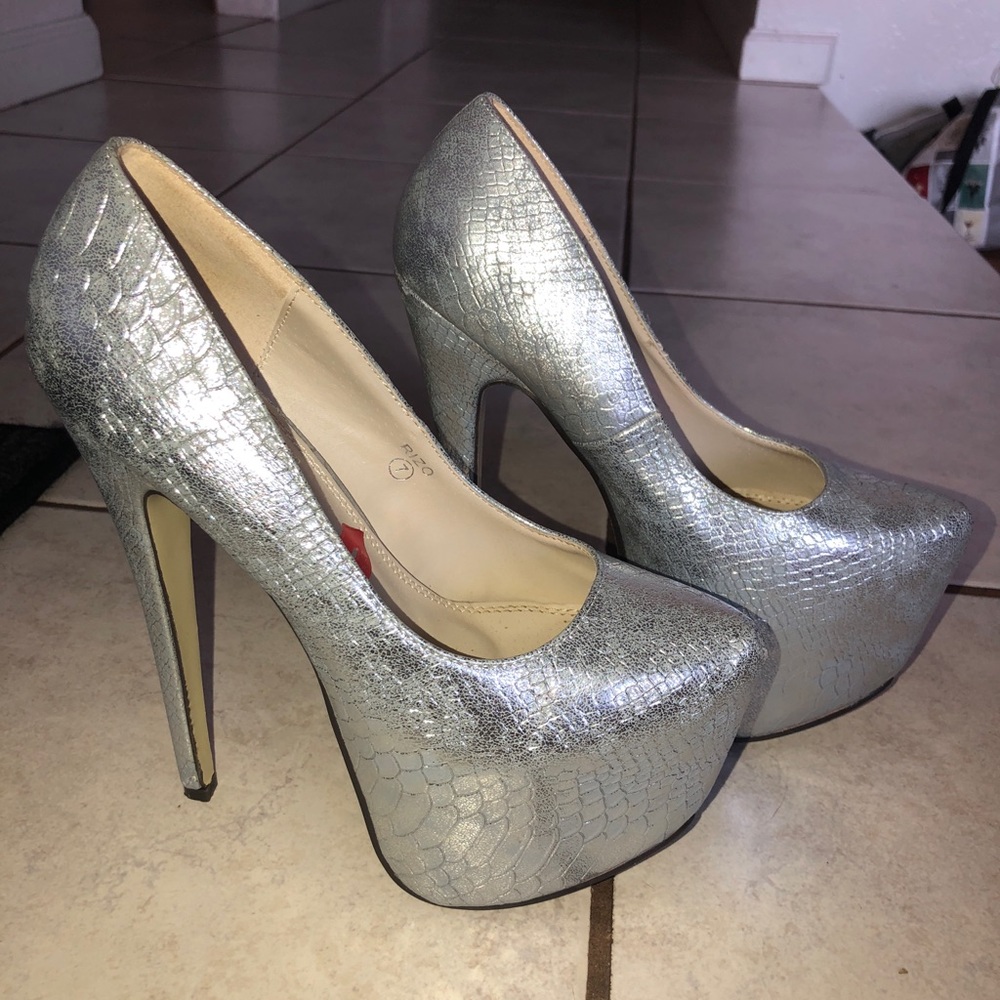 Silver Red KISS platform heels-Size 7